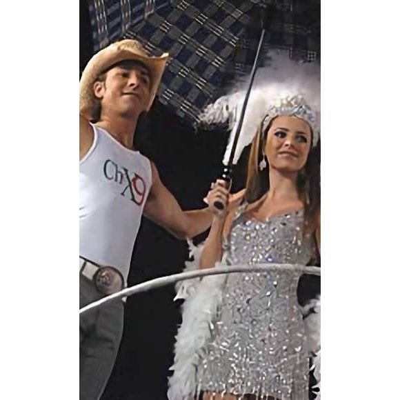 Com Sandy e Junior em carro alegórico, X-9 Paulistana foi vice-campeã do Carnaval 2005 em São Paulo
