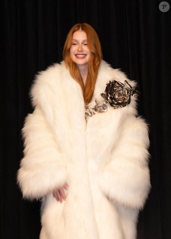 Depois de apresentar seu filme, Marina Ruy Barbosa trocou seu look e surgiu com uma proposta completamente diferente
