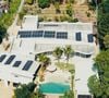 Mansão do cantor Tato, do Falamansa, fica em terreno com 1,9 mil metros quadrados - casa em si soma 975 metros quadrados, e a parte externa, onde está a 'praia', 400 metros quadrados