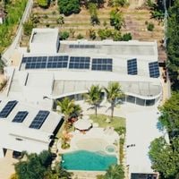 1.900m², 4 suítes e uma praia no jardim! Mansão de luxo do cantor de forró Tato, do Falamansa, é um verdadeiro oásis para dias de sol