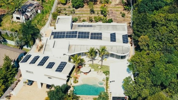 1.900m², 4 suítes e uma praia no jardim! Mansão de luxo do cantor de forró Tato, do Falamansa, é um verdadeiro oásis para dias de sol