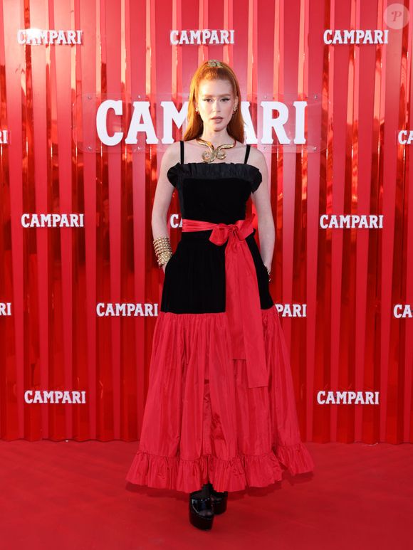 Marina Ruy Barbosa escolheu um look na vibe espanhola vermelho e preto para o Festival de Cannes 2024