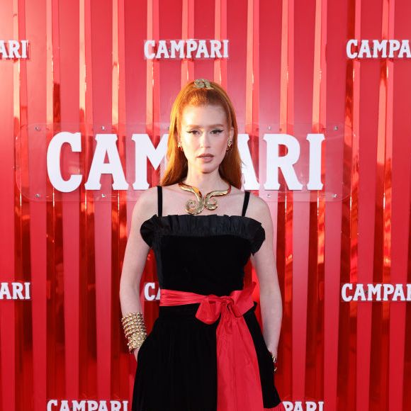 Marina Ruy Barbosa escolheu um look na vibe espanhola vermelho e preto para o Festival de Cannes 2024