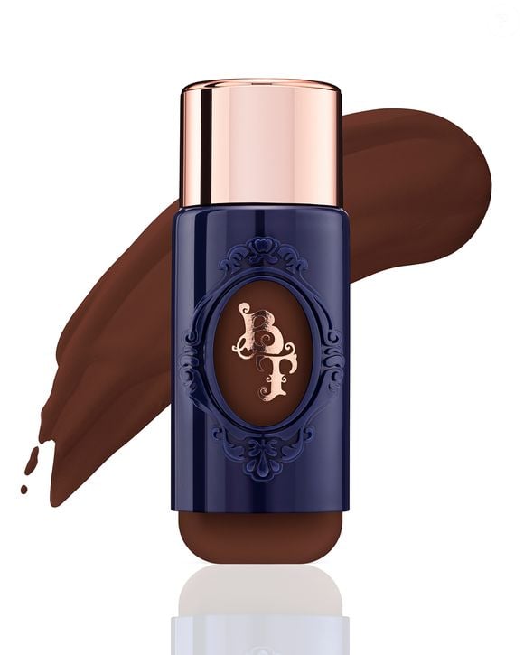 2. BT Skin (Bruna Tavares) | R$ 99,90
Base líquida ultrafluida com cobertura leve a média, acabamento aveludado e resistência à água. Une maquiagem e ativos de skincare em uma fórmula de alta performance.