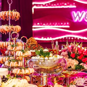 Massas folhadas recheadas com nozes e mel estão entre as opções servidas na comemoração da WePink