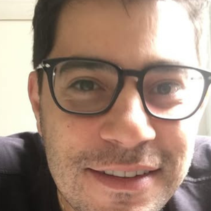 Em recente passagem pelo Brasil, Evaristo Costa revelou ter apanhado de policiais: 'Não precisava'