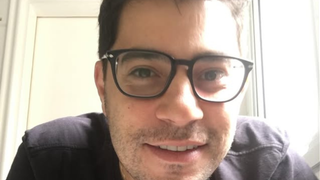 Em recente passagem pelo Brasil, Evaristo Costa revelou ter apanhado de policiais: 'Não precisava'