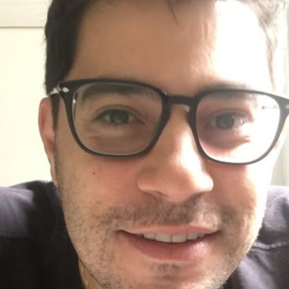 Em recente passagem pelo Brasil, Evaristo Costa revelou ter apanhado de policiais: 'Não precisava'