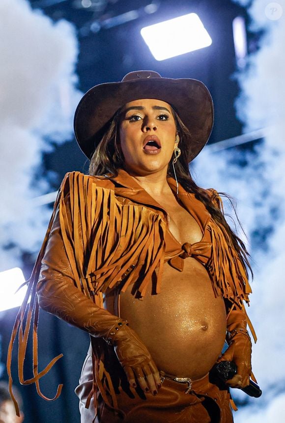 Grávida de 7 meses, Lauana Prado mostrou seu barrigão em um show no último domingo, dia 24 de maio