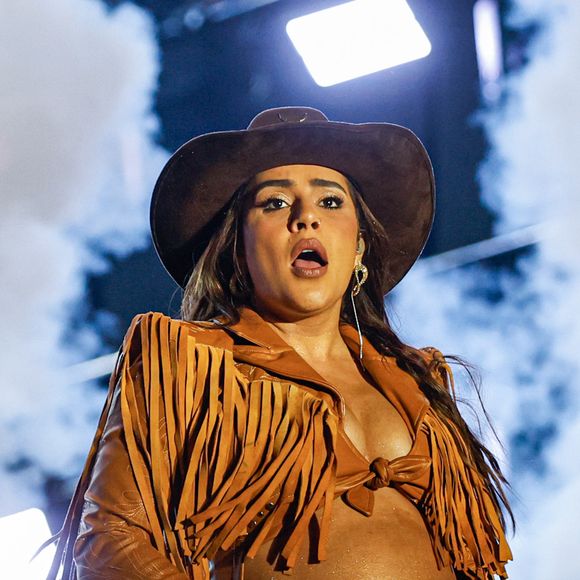 Grávida de 7 meses, Lauana Prado mostrou seu barrigão em um show no último domingo, dia 24 de maio