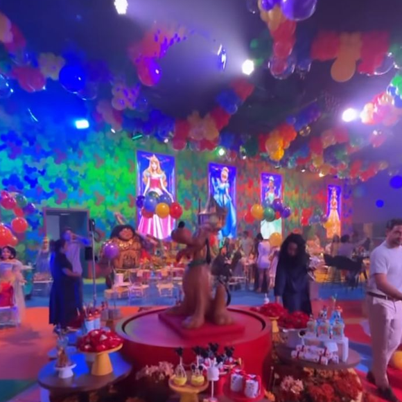 A decoração assinada pela decoradora Tana Lobo e pela Vero Festas apostou em cenários grandiosos e experiências sensoriais inspiradas nos parques da Disney