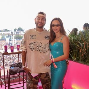 Após passarem dias nos EUA, Neymar e Bruna Biancardi posaram juntinhos para fotos em uma área reservada