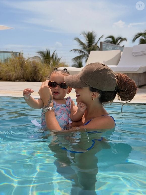 Bruna Biancardi e as filhas se divertiram em piscina nos EUA, onde ela alugou mansão milionária