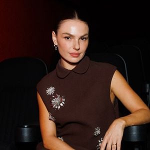 Isis Valverde repete vestido de R$ 45 mil e chama atenção no lançamento de 'Maria e o Cangaço'