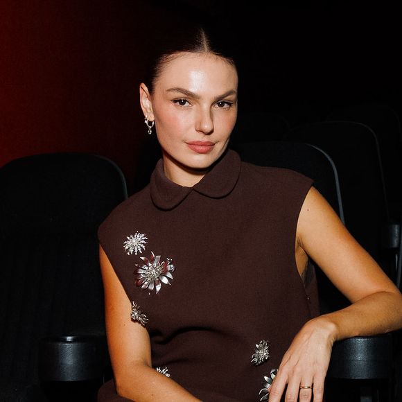 Isis Valverde repete vestido de R$ 45 mil e chama atenção no lançamento de 'Maria e o Cangaço'