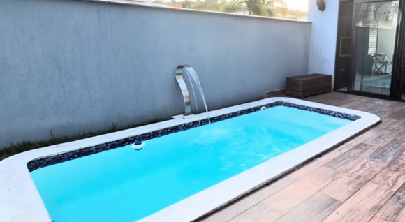 Mansão de Gil do Vigor: entre os pontos altos da casa está a área de lazer. A piscina reforça o clima de descanso e momentos de descontração, enquanto os espaços internos favorecem a convivência