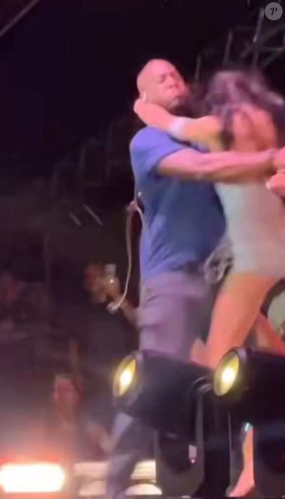 Cantora perde a paciência após fã tentar invadir o palco: ‘Nessa hora, não tô sendo fofa!’