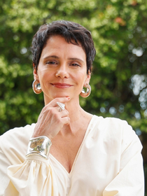 Como se vestir com elegância aos 60 anos em junho: as calças 100% linho da Intimissimi são perfeitas para usar com sapatos de salto ou tênis