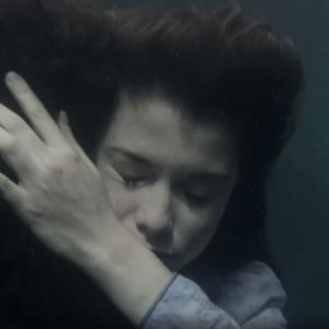 Um das cenas mais emocionantes de 'Além do Tempo': Lívia (Alinne Moraes) e Felipe (Rafael Cardoso) morreram juntos