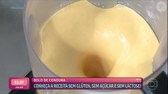 Para fazer o bolo de cenoura, basta bater os ingredientes no liquidificador até que incorporem bem