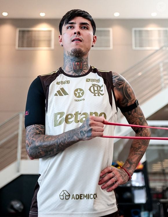 Jogador do Flamengo, Pulgar é o mais velho de 4 irmãos e andava 40km por dia para ir treinar no começo da vida profissional