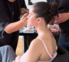 Selena Gomez está sendo bastante criticada após ser flagrada segurando em suas mãos um cigarro eletrônico, conhecido também como "vape" e "pod", enquanto se produzia para um evento.
