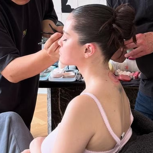 Selena Gomez está sendo bastante criticada após ser flagrada segurando em suas mãos um cigarro eletrônico, conhecido também como "vape" e "pod", enquanto se produzia para um evento.