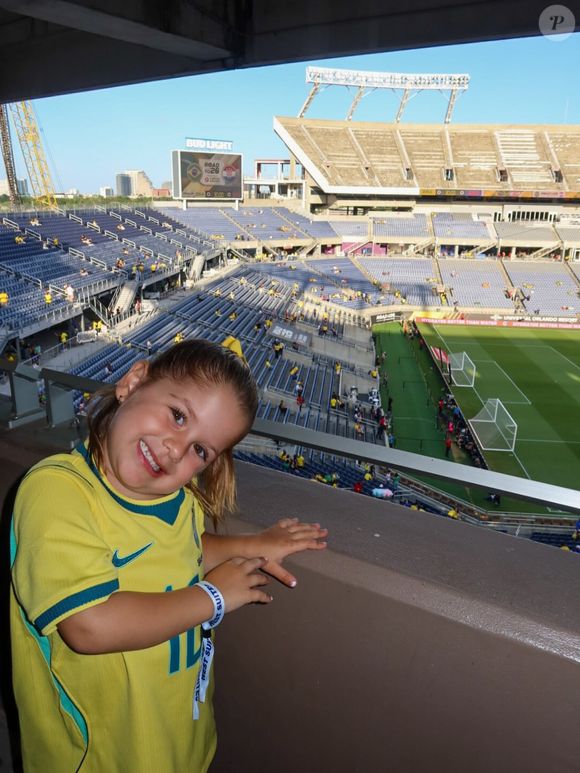 Virginia mostrou os filhos no estádio onde o Brasil venceu a Croácia (3 x 1) no último amistoso antes da convocação para a Copa do Mundo 2026