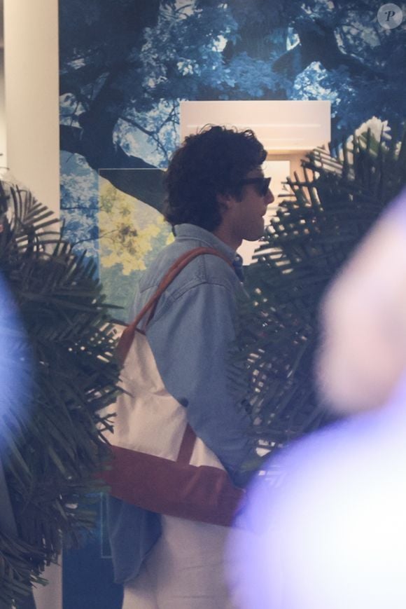 Chay Suede foi ao Cemitério Vertical Memorial do Carmo, no Rio de Janeiro, nesta segunda-feira (19), para se despedir de Lua Blanco. O ator dividiu o elenco de 'Rebelde' com a artista, que morreu aos 39 anos após enfrentar um câncer nos últimos meses de vida