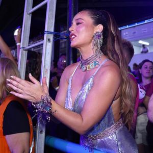 Carnaval 2025: Paolla Oliveira no 1º dia dos desfiles do Grupo Especial na Sapucaí