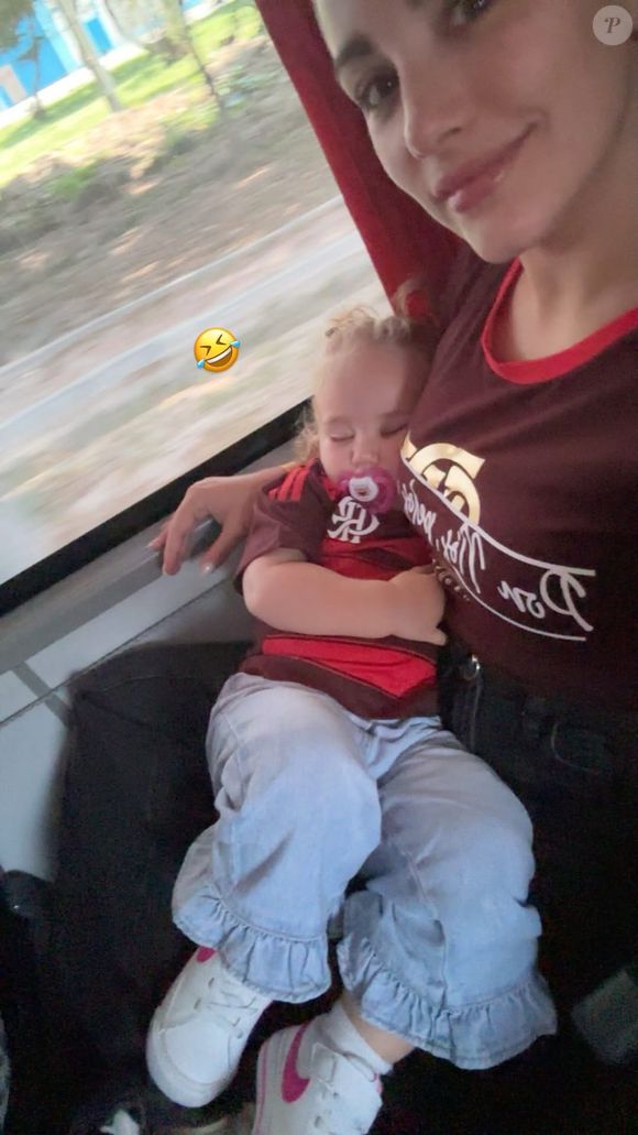 Esposa de Guillermo Varela, Paula Montilla foi ao jogo acompanhada da filha do casal e com a camiseta retrô do Flamengo
