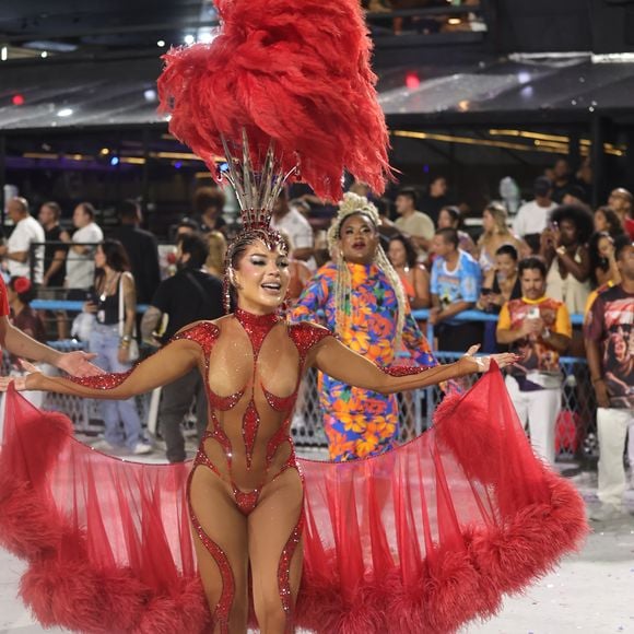 Look de Gkay, na cor do Salgueiro, valorizou seu corpo e contou com detalhes em plumas