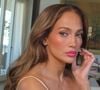 Jennifer Lopez é uma das referências quando o assunto é maquiagem para olhos castanhos. A cantora e atriz aposta em delineados que valorizam o formato dos olhos e ajudam a criar um olhar marcante, mostrando como a escolha da cor e do acabamento pode fazer diferença na produção