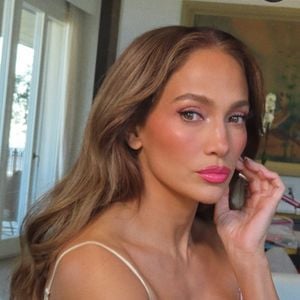 Jennifer Lopez é uma das referências quando o assunto é maquiagem para olhos castanhos. A cantora e atriz aposta em delineados que valorizam o formato dos olhos e ajudam a criar um olhar marcante, mostrando como a escolha da cor e do acabamento pode fazer diferença na produção