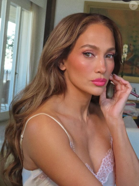 Jennifer Lopez é uma das referências quando o assunto é maquiagem para olhos castanhos. A cantora e atriz aposta em delineados que valorizam o formato dos olhos e ajudam a criar um olhar marcante, mostrando como a escolha da cor e do acabamento pode fazer diferença na produção