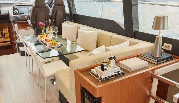 Espaço de convivência da lancha de luxo foi pensado para receber convidados com conforto