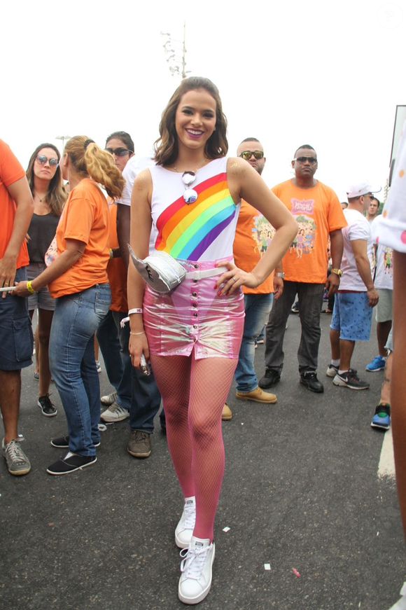 Bruna Marquezine já usou look divertido com body na estampa de arco-íris e uma saia rosa brilhante no Bloco da Favorita (2017). Sua pochete divertida também chamou a atenção.