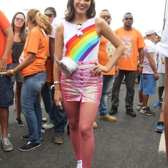 Bruna Marquezine já usou look divertido com body na estampa de arco-íris e uma saia rosa brilhante no Bloco da Favorita (2017). Sua pochete divertida também chamou a atenção.