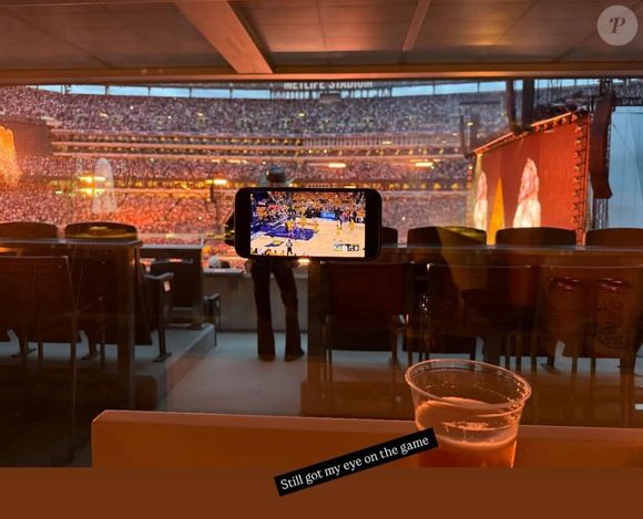 Selena Gomez assistiu a jogo de basquete enquanto show de Beyoncé acontecia