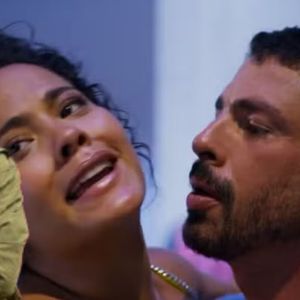 Sardinha (Lucas Leto) contou para Solange (Alice Wegmann) sobre caso de Maria de Fátima (Bella Campos) e César (Cauã Reymond) em 'Vale Tudo'