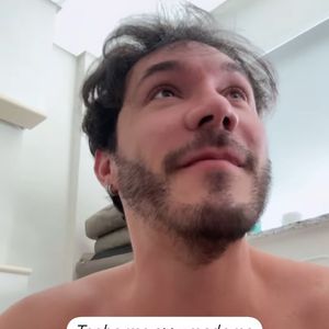 Eliezer comentou com os internautas na web que tem se arrumado no hospital para ir ao trabalho.