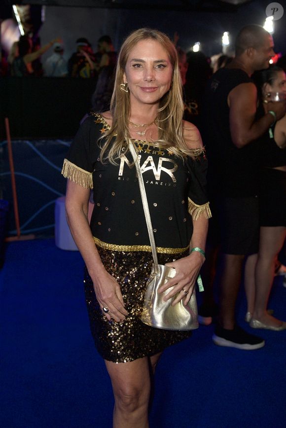 Heloísa Perissé combinou preto e dourado em seu look para o Desfile das Campeãs