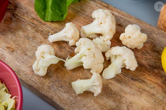 Sem farinha, pizza de couve-flor leva a hortaliça ralada com ovos: o recheio vai ao seu gosto