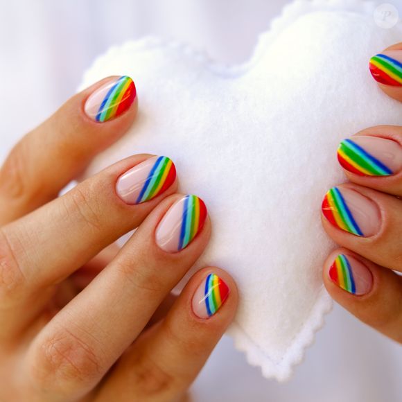 Unhas coloridas para Carnaval: Entre no clima da folia apostando em cores intensas.