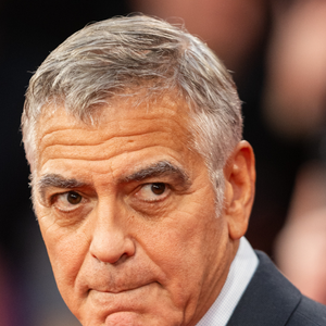 George Clooney relembrou os anos de dificuldade antes da fama e revelou que dormiu no chão de um armário por dois anos enquanto buscava espaço em Hollywood