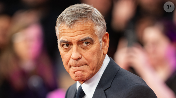 George Clooney relembrou os anos de dificuldade antes da fama e revelou que dormiu no chão de um armário por dois anos enquanto buscava espaço em Hollywood