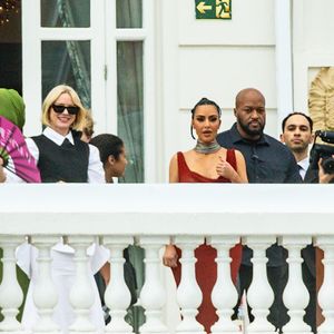 Com os cabelos presos em um coque alto e maquiagem impecável - pele iluminada, contorno marcado e lábios em tom neutro -, Kim exibiu toda sua presença de palco e carisma.