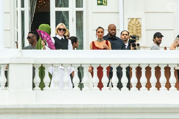 Com os cabelos presos em um coque alto e maquiagem impecável - pele iluminada, contorno marcado e lábios em tom neutro -, Kim exibiu toda sua presença de palco e carisma.