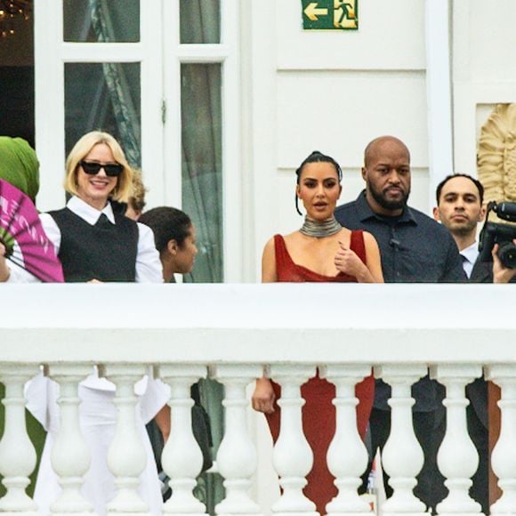 Com os cabelos presos em um coque alto e maquiagem impecável - pele iluminada, contorno marcado e lábios em tom neutro -, Kim exibiu toda sua presença de palco e carisma.