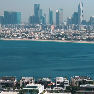 Com praia exclusiva, marina privativa e acesso restrito, a Jumeirah Bay Island se tornou um dos endereços mais desejados do mercado imobiliário de luxo mundial